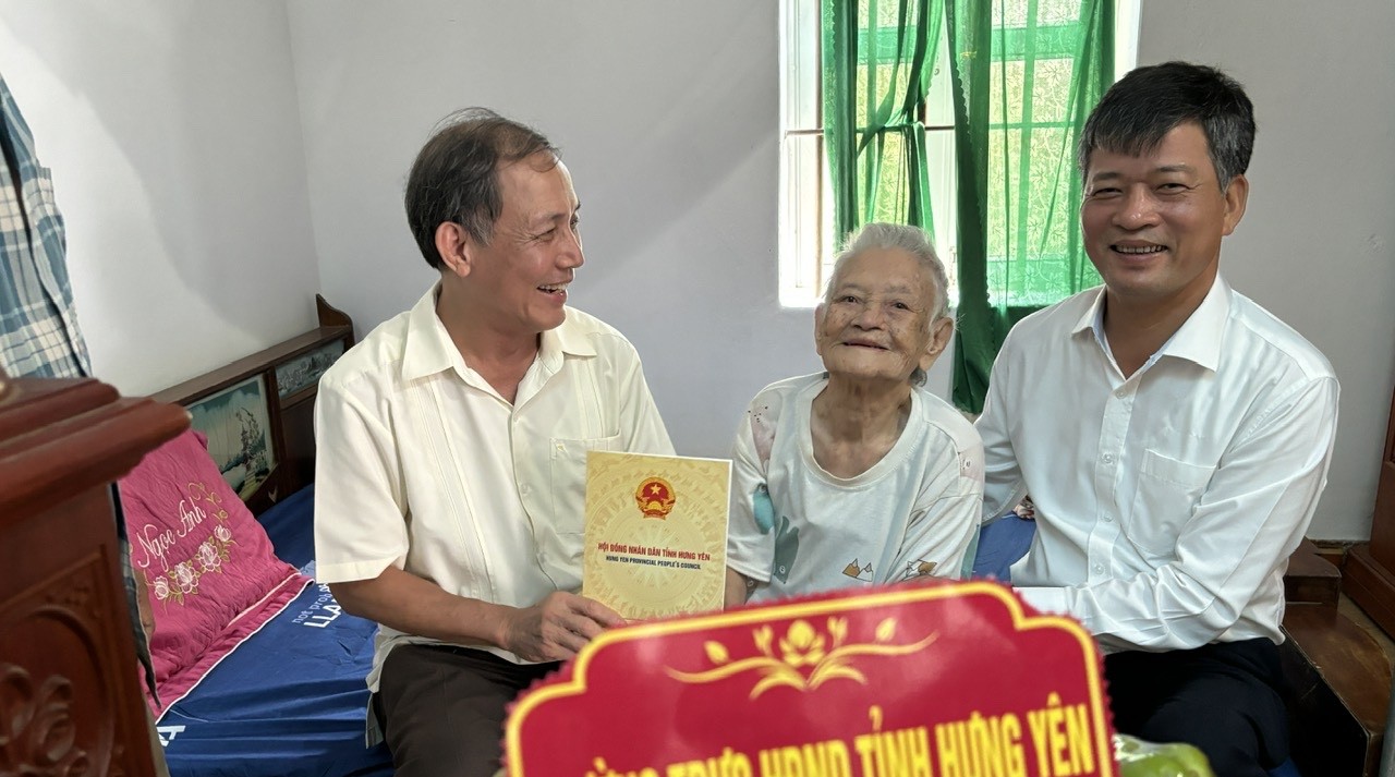 Thường trực HĐND tỉnh Hưng Yên  thăm, tặng quà Bà mẹ Việt Nam Anh hùng
