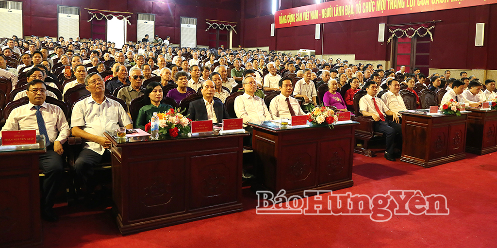 Các đồng chí: Trần Quốc Vượng, nguyên Ủy viên Bộ Chính trị, nguyên Thường trực Ban Bí thư; Phạm Quang Ngọc, Ủy viên Ban Chấp hành Trung ương Đảng, Bí thư Tỉnh ủy trao Huy hiệu Đảng và Bằng vinh danh người hoạt động cách mạng tại xã Tiền Hải