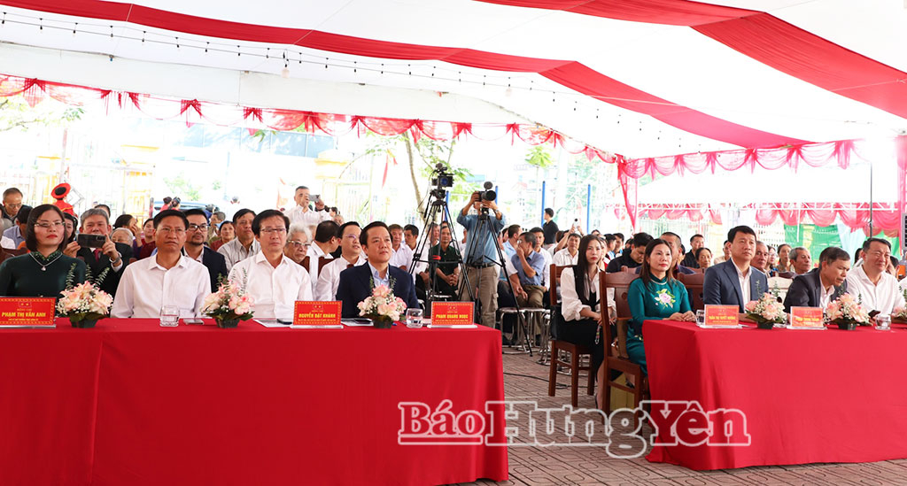 Đồng chí Chủ tịch UBND tỉnh Phạm Quang Ngọc dự Ngày hội Đại đoàn kết toàn dân tộc tại thôn Tam Kỳ, xã Nghĩa Trụ