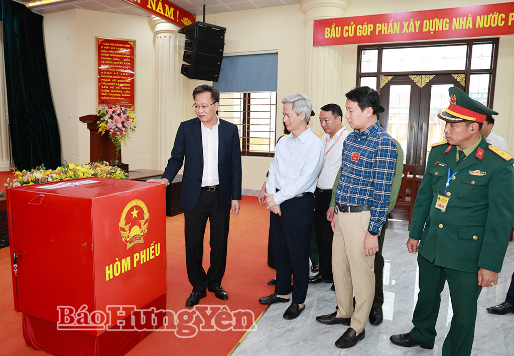 Đồng chí Bí thư Tỉnh uỷ Nguyễn Hữu Nghĩa kiểm tra công tác chuẩn bị bầu cử tại một số địa phương