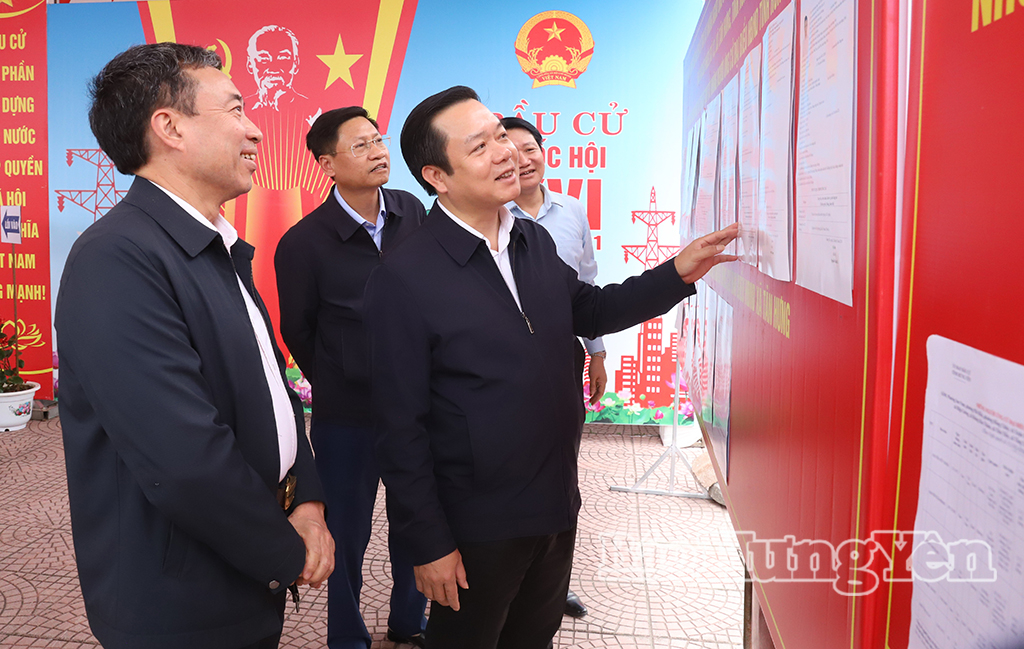 Đồng chí Chủ tịch UBND tỉnh Phạm Quang Ngọc kiểm tra công tác chuẩn bị bầu cử