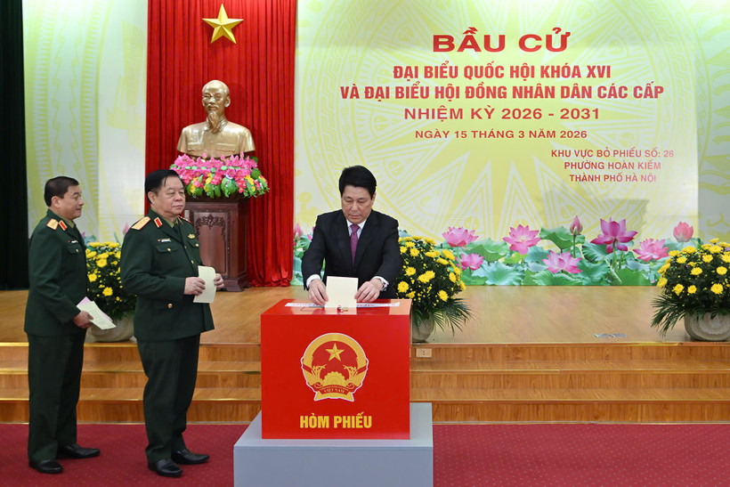 Chủ tịch nước Lương Cường bỏ phiếu bầu cử tại Khu vực bầu cử số 26, phường Hoàn Kiếm, Hà Nội