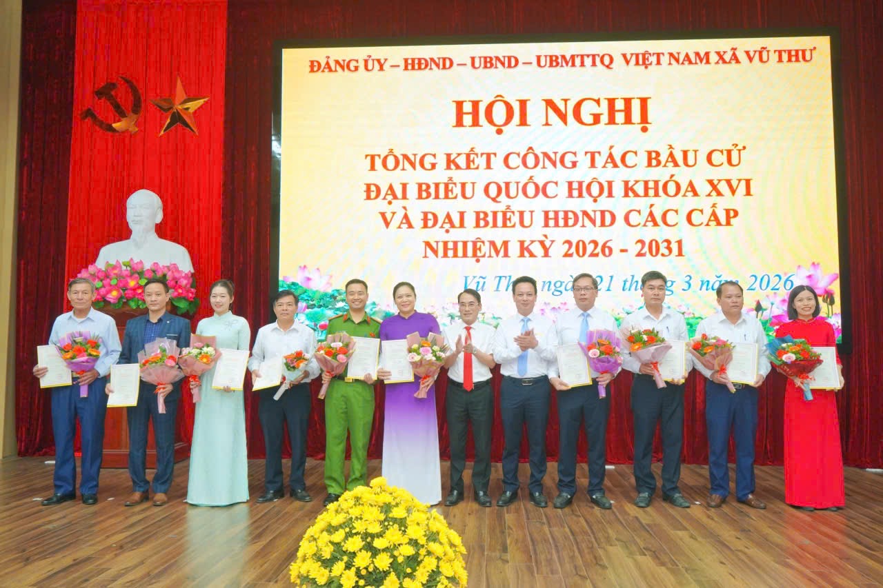 Xã Vũ Thư: Trao giấy chứng nhận cho 23 ông, bà trúng cử đại biểu HĐND xã; khen thưởng nhiều tập thể, cá nhân tiêu biểu trong công tác bầu cử