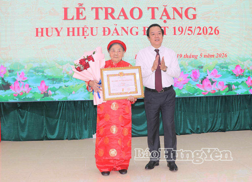 Đồng chí Phạm Quang Ngọc, Ủy viên Ban Chấp hành Trung ương Đảng, Bí thư Tỉnh uỷ trao Huy hiệu Đảng tặng các đảng viên cao tuổi Đảng tại phường Phố Hiến