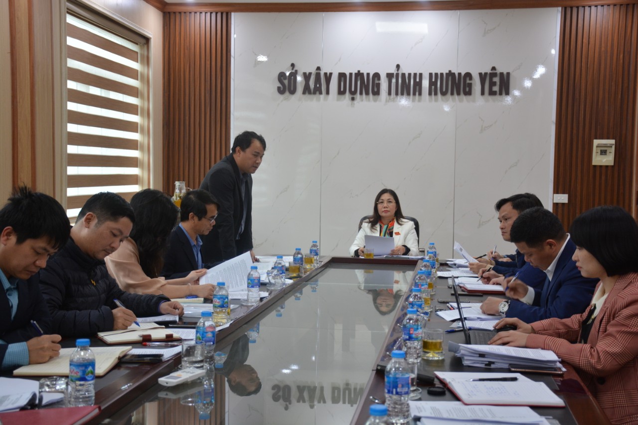 Ông Cao Quang Hưng, Tỉnh ủy viên, Giám đốc Sở Xây dựng phát biểu giải trình tại buổi làm việc