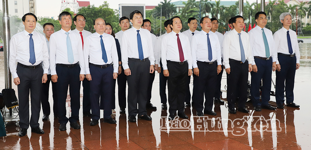 Đoàn đại biểu Tỉnh ủy, HĐND, UBND, Ủy ban MTTQ Việt Nam tỉnh dâng hoa nhân kỷ niệm 111 năm ngày sinh Tổng Bí thư Nguyễn Văn Linh