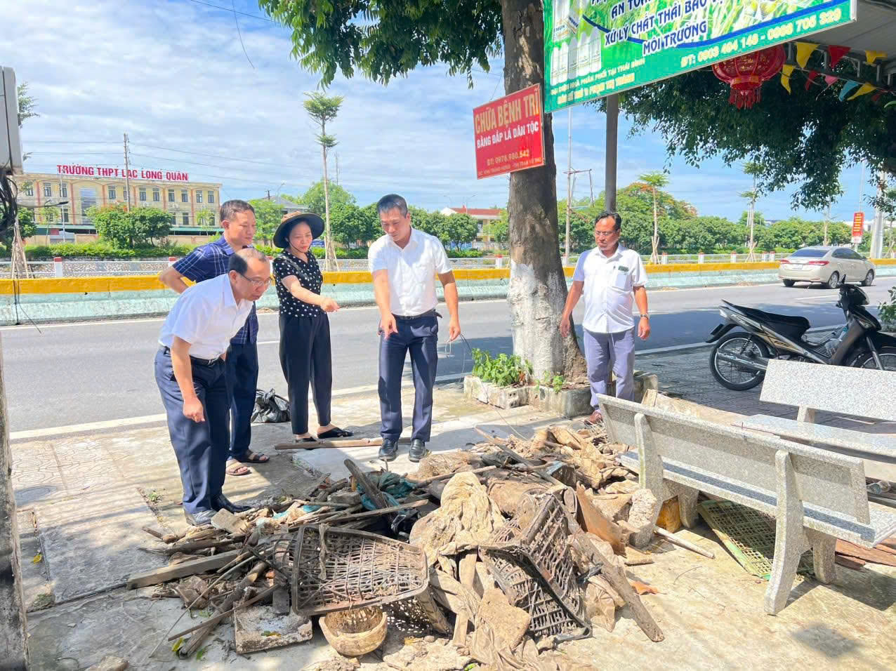 Thường trực HĐND xã Vũ Thư kiểm tra, giám sát việc giải quyết kiến nghị của cử tri thôn Trung Hưng (nay là thôn La Uyên)