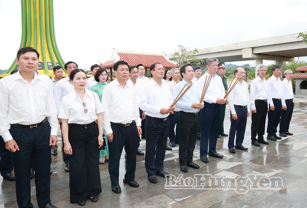 Đoàn đại biểu Tỉnh ủy, HĐND, UBND, Ủy ban MTTQ Việt Nam tỉnh Hưng Yên dâng hương, dâng hoa tưởng niệm các anh hùng liệt sĩ tại tỉnh Quảng Trị và Hà Tĩnh
