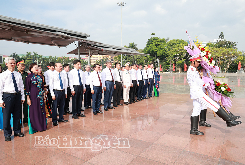 Đoàn đại biểu Tỉnh ủy, HĐND, UBND, Ủy ban MTTQ Việt Nam tỉnh  dâng hương nhân kỷ niệm 79 năm Ngày Thương binh - Liệt sĩ