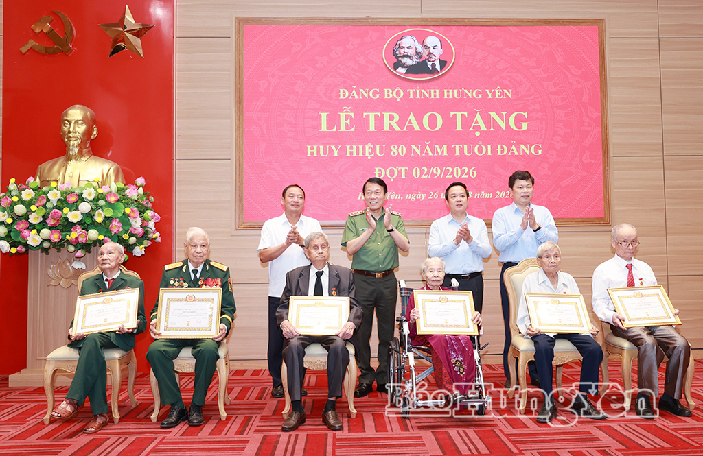 Đại tướng Lương Tam Quang, Ủy viên Bộ Chính trị, Bộ trưởng Bộ Công an trao Huy hiệu 80 năm tuổi Đảng tặng các đảng viên