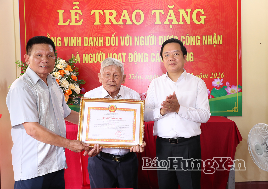 Đồng chí Phạm Quang Ngọc, Ủy viên Ban Chấp hành Trung ương Đảng, Bí thư Tỉnh ủy trao Huy hiệu Đảng và Bằng vinh danh người hoạt động cách mạng trước ngày 1/1/1945