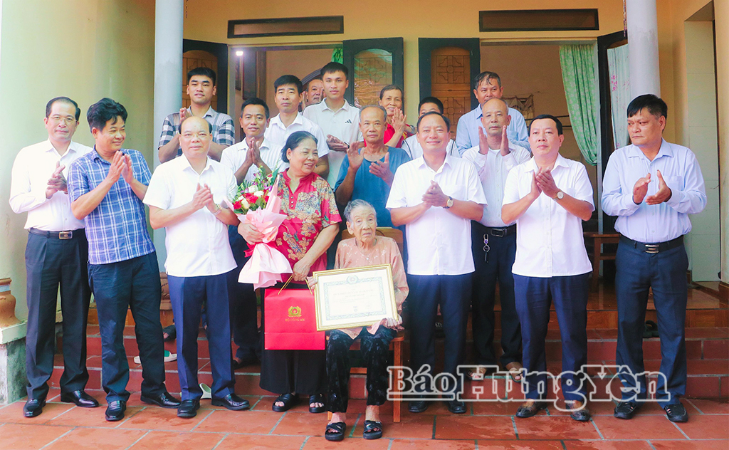 Đồng chí Trần Quốc Văn, Phó Bí thư Tỉnh ủy, Chủ tịch HĐND tỉnh trao Huy hiệu Đảng tặng các đảng viên
