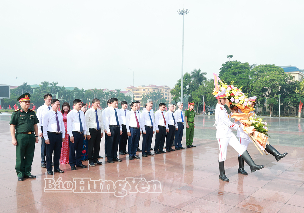 Đoàn đại biểu của tỉnh dâng hương, dâng hoa tưởng niệm Chủ tịch Hồ Chí Minh, đồng chí Nguyễn Đức Cảnh, Tổng Bí thư Nguyễn Văn Linh, các Bà mẹ Việt Nam anh hùng và các anh hùng liệt sĩ
